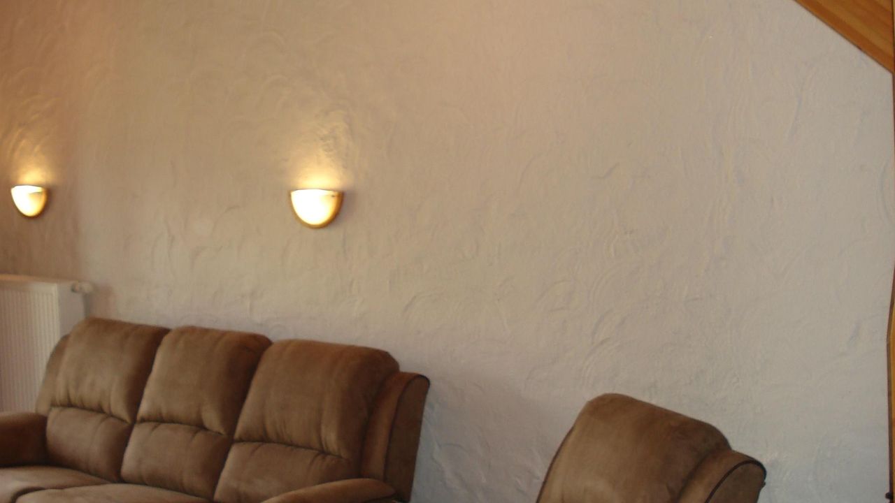 Wohnzimmer mit Kamin und Ausgang zum Garten Wohnzimmer mit Kamin und Ausgang zum Garten